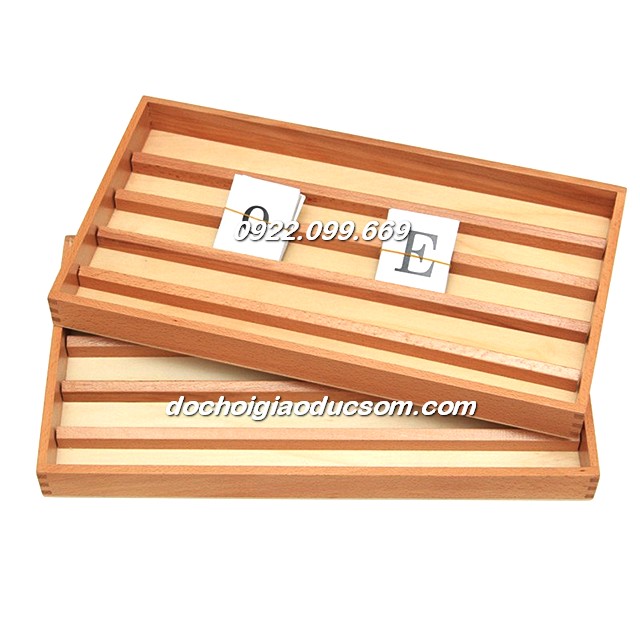 Khay thẻ chữ - giáo cụ Montessori