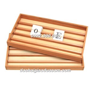 Khay thẻ chữ - giáo cụ Montessori