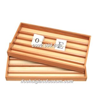 Khay thẻ chữ - giáo cụ Montessori